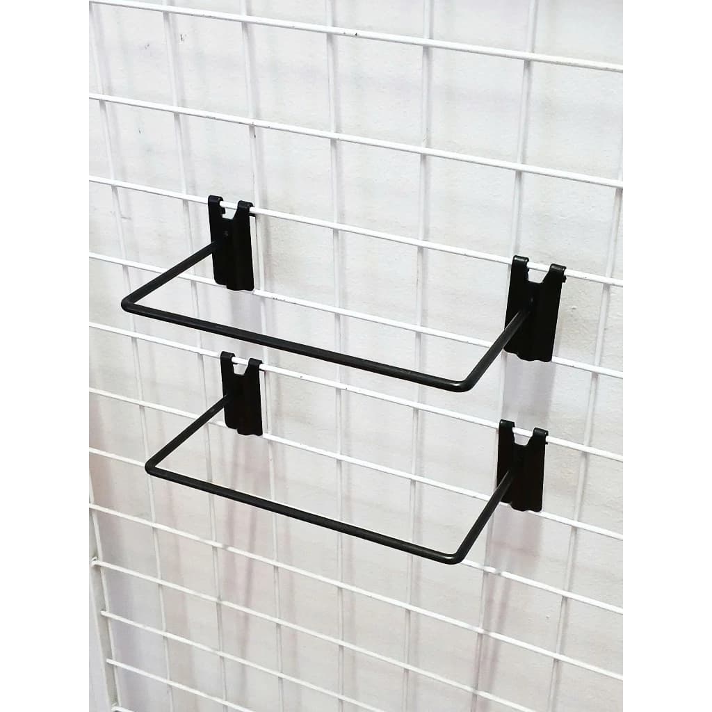 Trưng Bày Cửa Hàng Thể Thao Với Combo 10 kệ trưng bày giày dép cài lưới ô vuông 5cm, kích thước 18x20cm, sắt phi 5mm | Sports store display