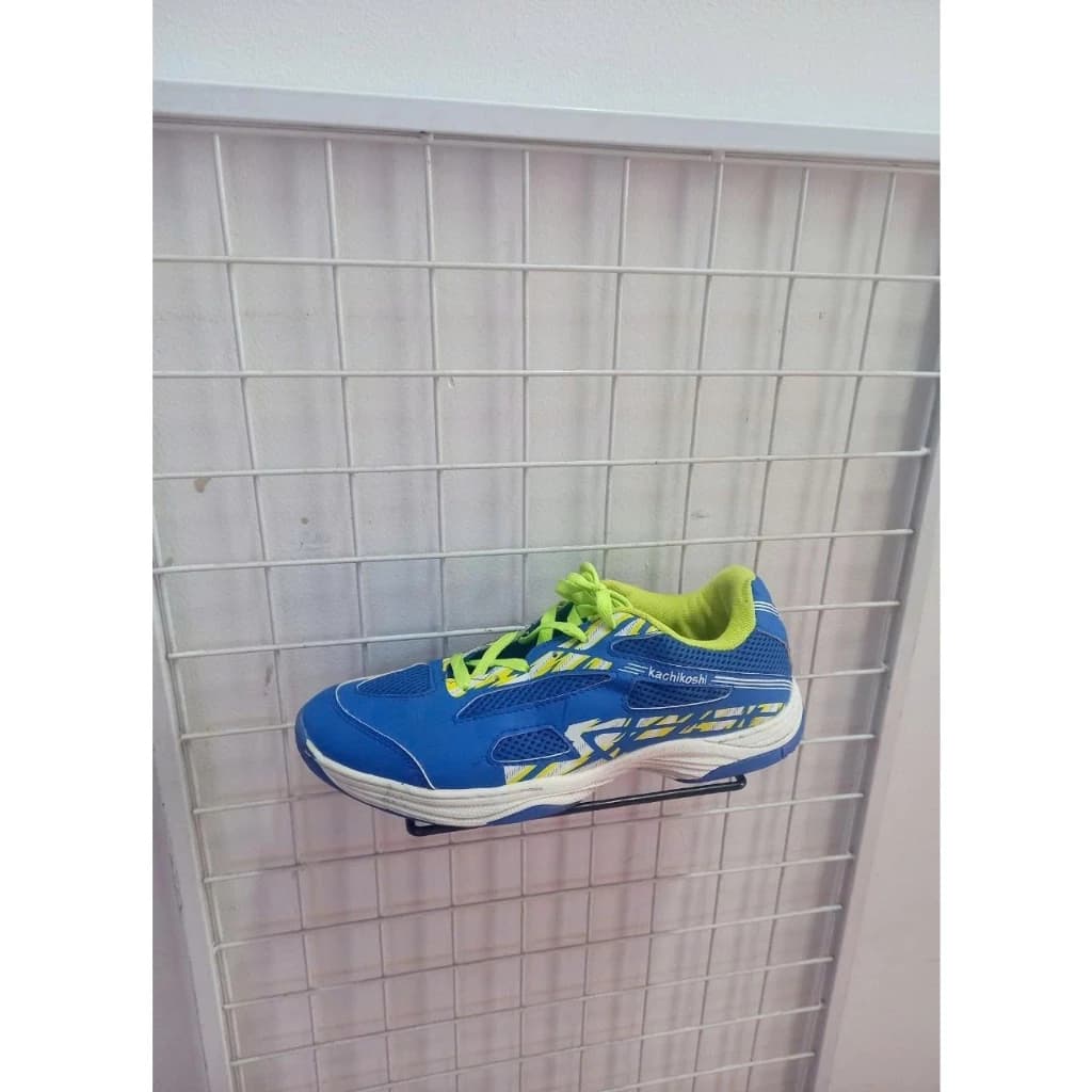 Trưng Bày Cửa Hàng Thể Thao Với Combo 10 kệ trưng bày giày dép cài lưới ô vuông 5cm, kích thước 18x20cm, sắt phi 5mm | Sports store display