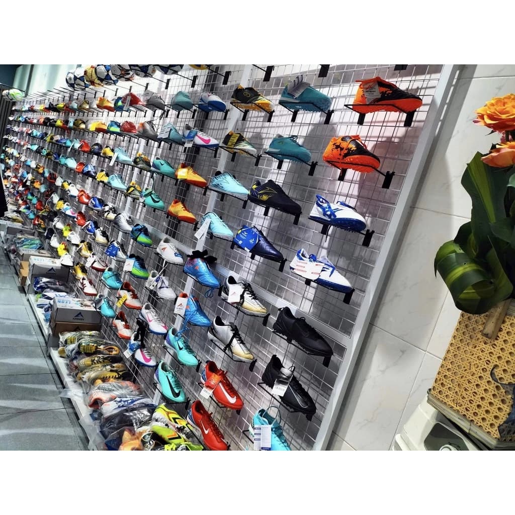 Trưng Bày Cửa Hàng Thể Thao Với Combo 10 kệ trưng bày giày dép cài lưới ô vuông 5cm, kích thước 18x20cm, sắt phi 5mm | Sports store display