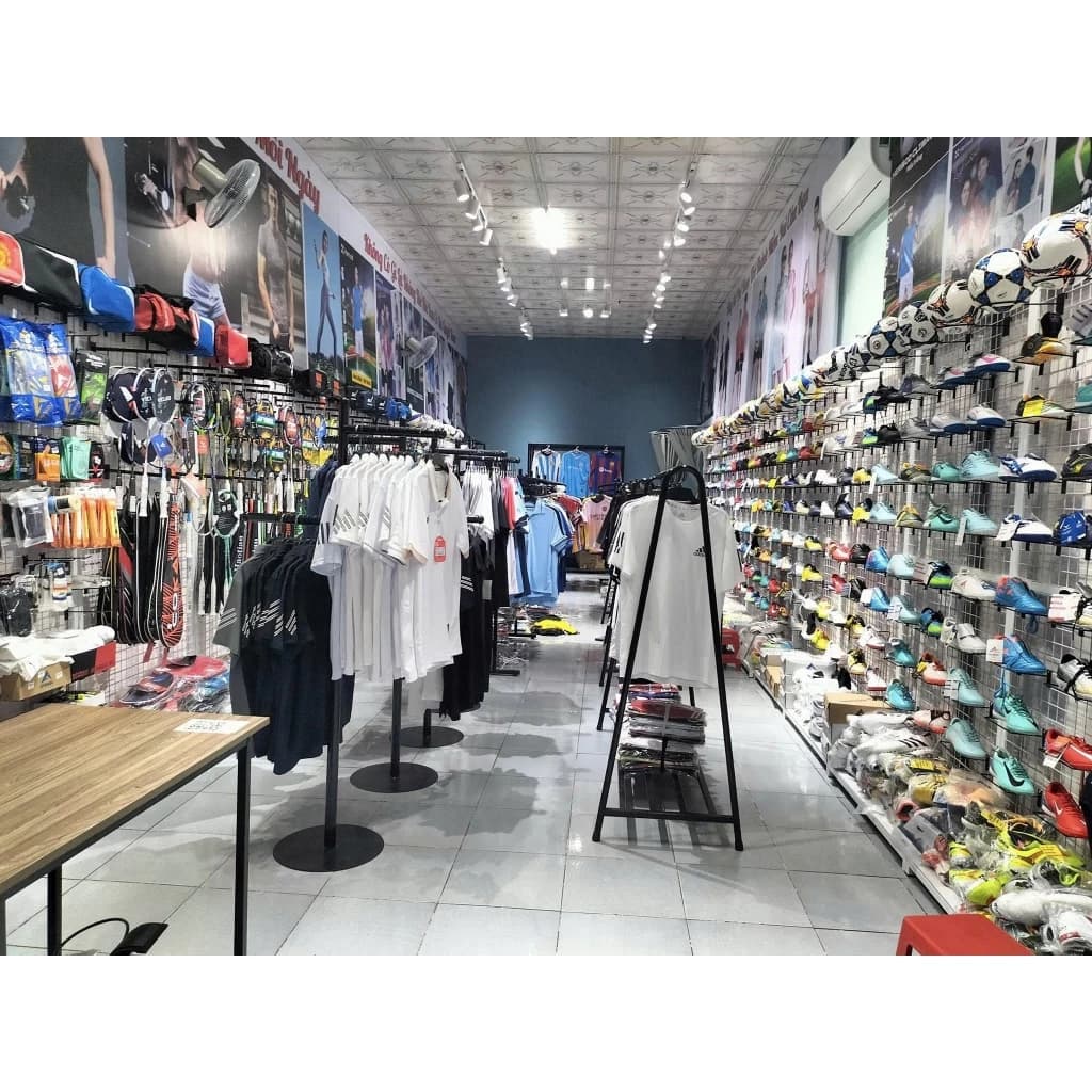 Trưng Bày Cửa Hàng Thể Thao Với Combo 10 kệ trưng bày giày dép cài lưới ô vuông 5cm, kích thước 18x20cm, sắt phi 5mm | Sports store display