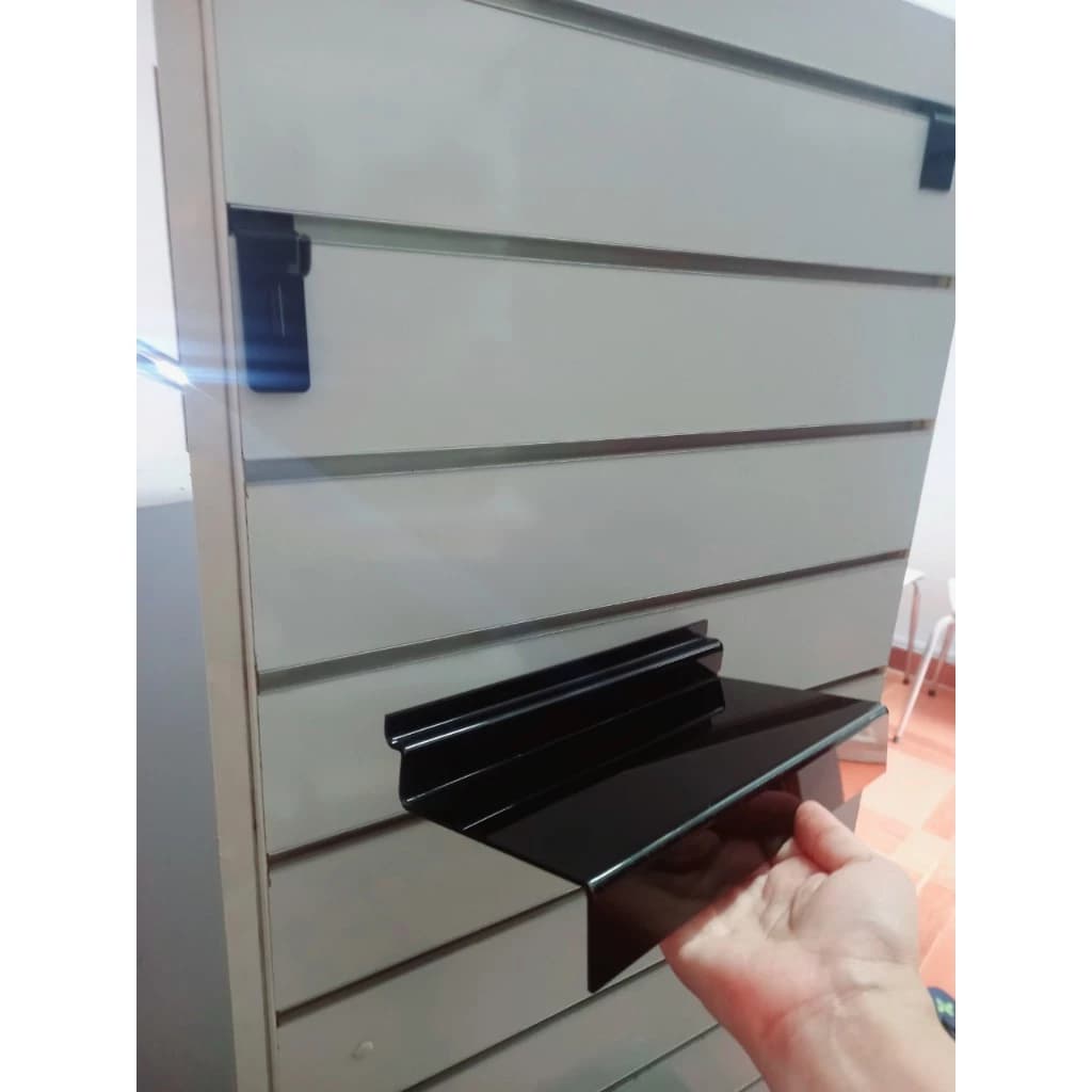 Trưng Bày Cửa Hàng Thể Thao Với Kệ Mica Trưng Bày Giày Dép Loại Cài Kệ Rãnh Slatwall Có Uốn 3cm | Sports store display