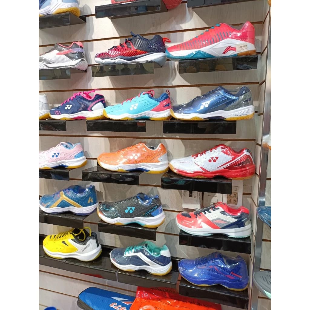 Trưng Bày Cửa Hàng Thể Thao Với Kệ Mica Trưng Bày Giày Dép Loại Cài Kệ Rãnh Slatwall Có Uốn 3cm | Sports store display