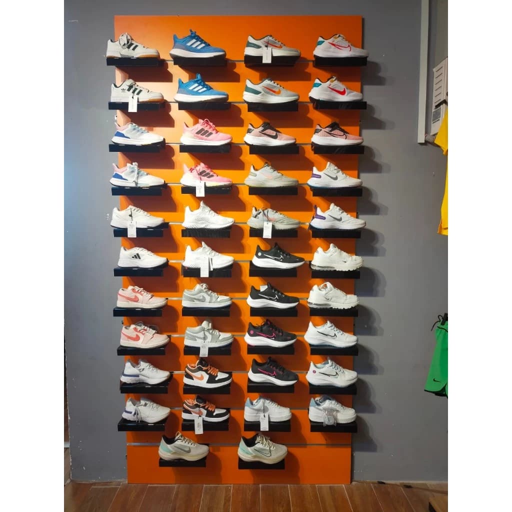 Trưng Bày Cửa Hàng Thể Thao Với Kệ Mica Trưng Bày Giày Dép Loại Cài Kệ Rãnh Slatwall Có Uốn 3cm | Sports store display