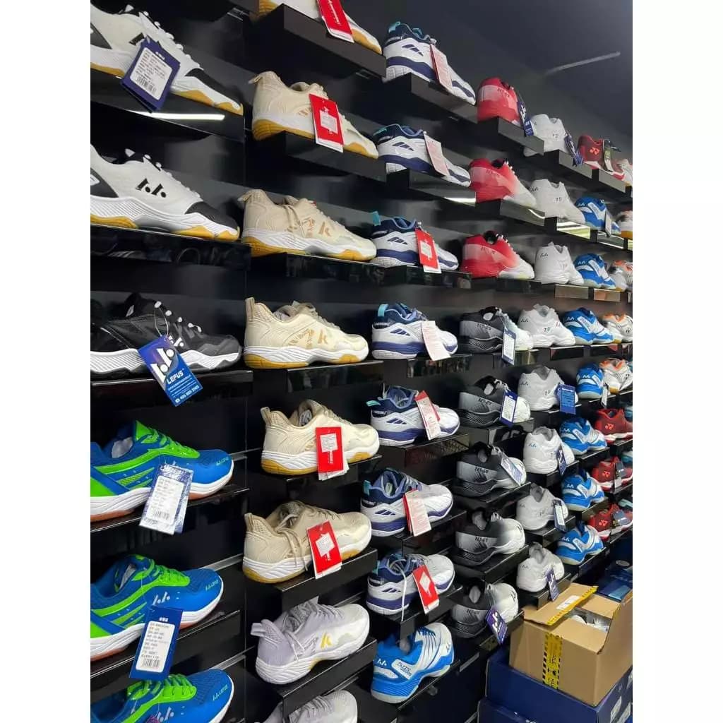 Trưng Bày Cửa Hàng Thể Thao Với Kệ Mica Trưng Bày Giày Dép Loại Cài Kệ Rãnh Slatwall Có Uốn 3cm | Sports store display