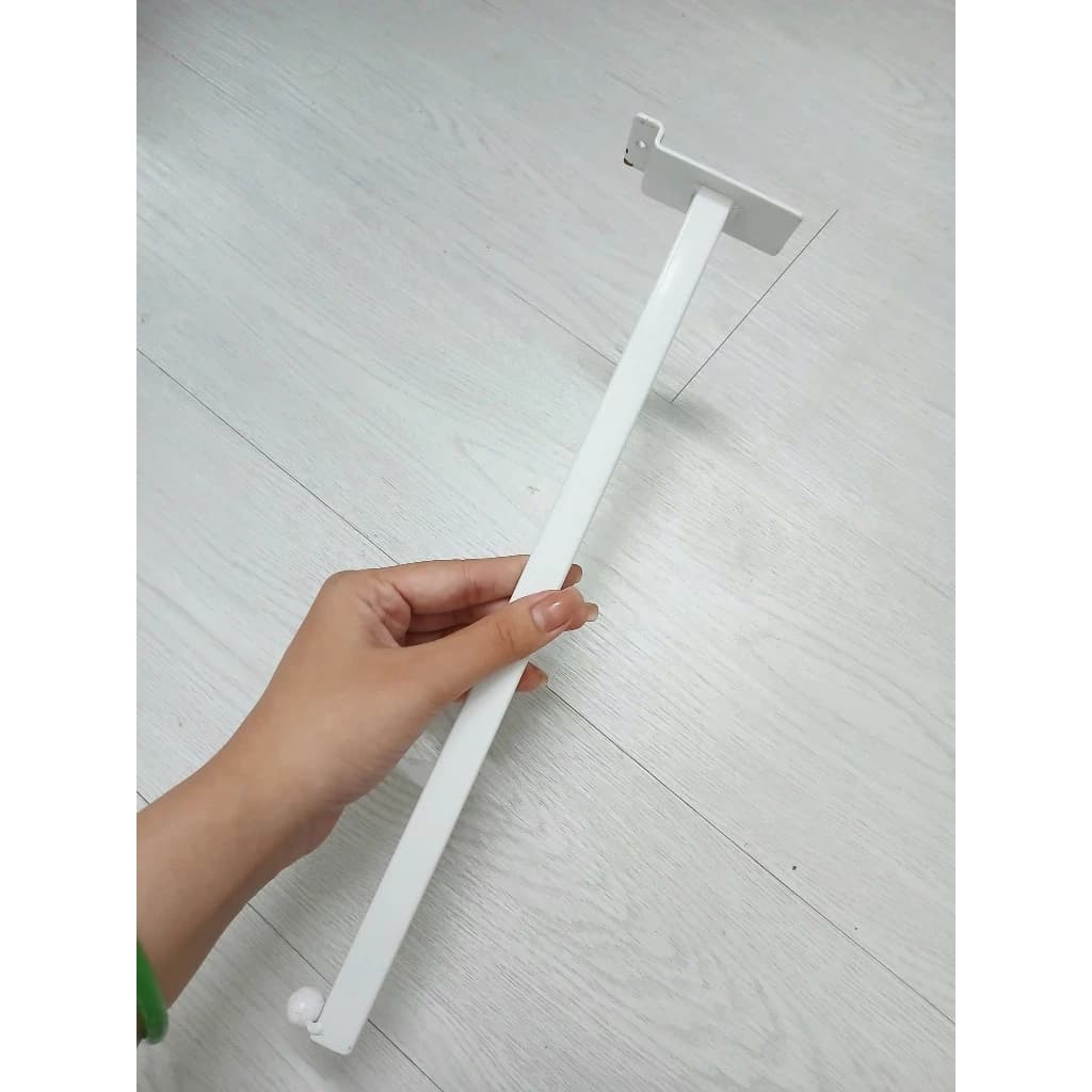 Trưng Bày Cửa Hàng Thể Thao Với Móc bi treo quần áo 1 bi tròn cài kệ rãnh màu trắng, thanh treo quần áo dài 35cm bằng sắt sơn tĩnh điện | Sports store display