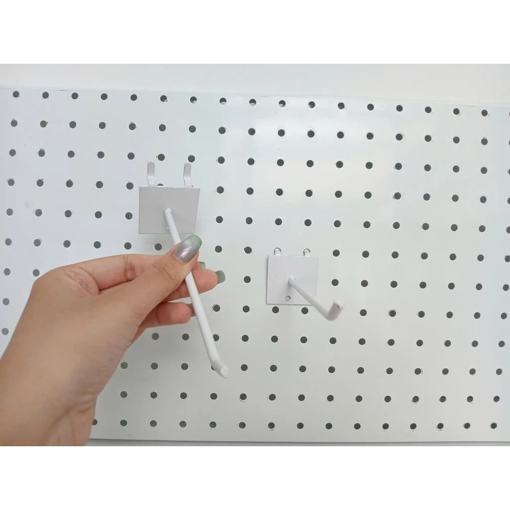 Trưng Bày Cửa Hàng Thể Thao Với Móc đơn treo phụ kiện thể thao cài kệ tôn lỗ loại 15cm 20cm màu trắng | Sports store display