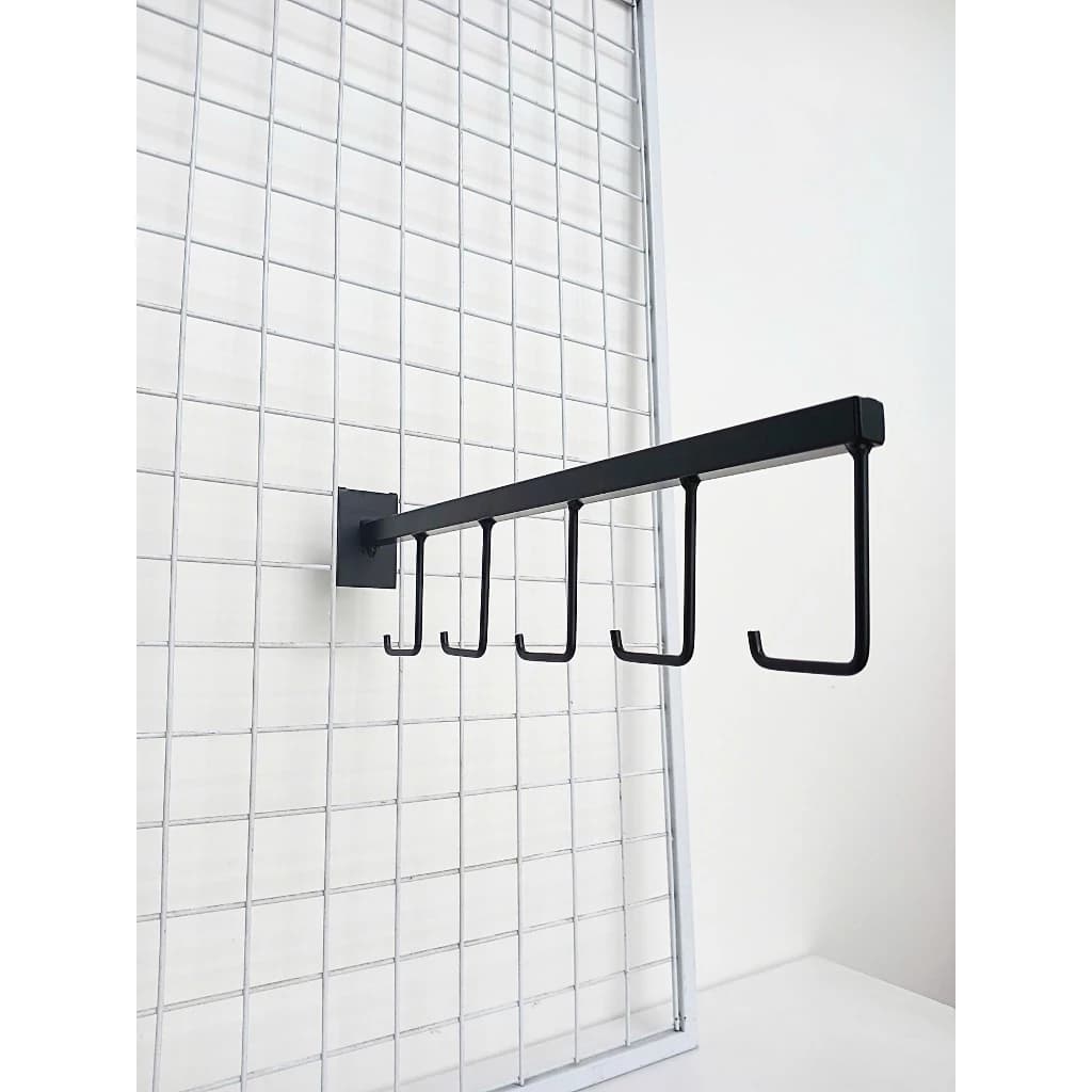 Trưng Bày Cửa Hàng Thể Thao Với Móc treo 5 râu treo vợt pickleball cài kệ lưới kim loại 35cm bằng sắt sơn tĩnh điện | Sports store display