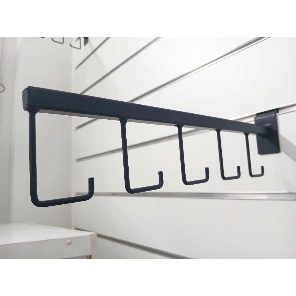 Trưng Bày Cửa Hàng Thể Thao Với Móc treo 5 râu treo vợt pickleball cài kệ rãnh âm bằng sắt sơn tĩnh điện chống gỉ sét | Sports store display