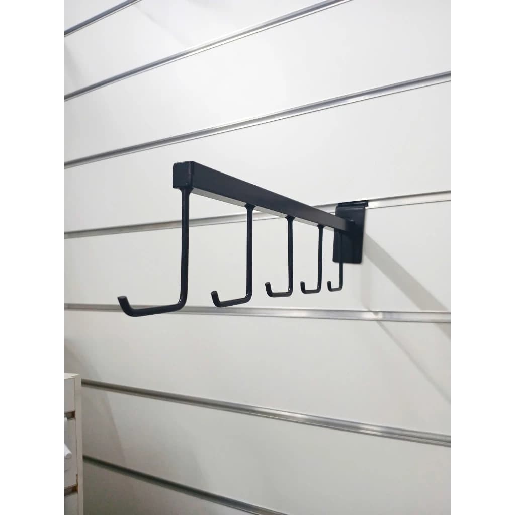 Trưng Bày Cửa Hàng Thể Thao Với Móc treo 5 râu treo vợt pickleball cài kệ rãnh âm bằng sắt sơn tĩnh điện chống gỉ sét | Sports store display