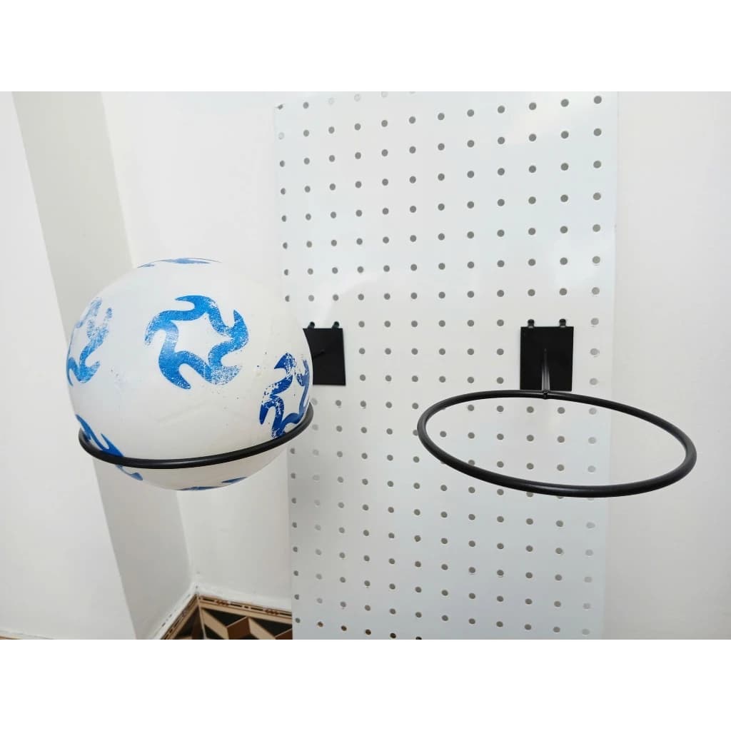 Trưng Bày Cửa Hàng Thể Thao Với Móc treo bóng cài kệ tôn lỗ màu đen chất liệu sắt sơn tĩnh điện cao cấp | Sports store display
