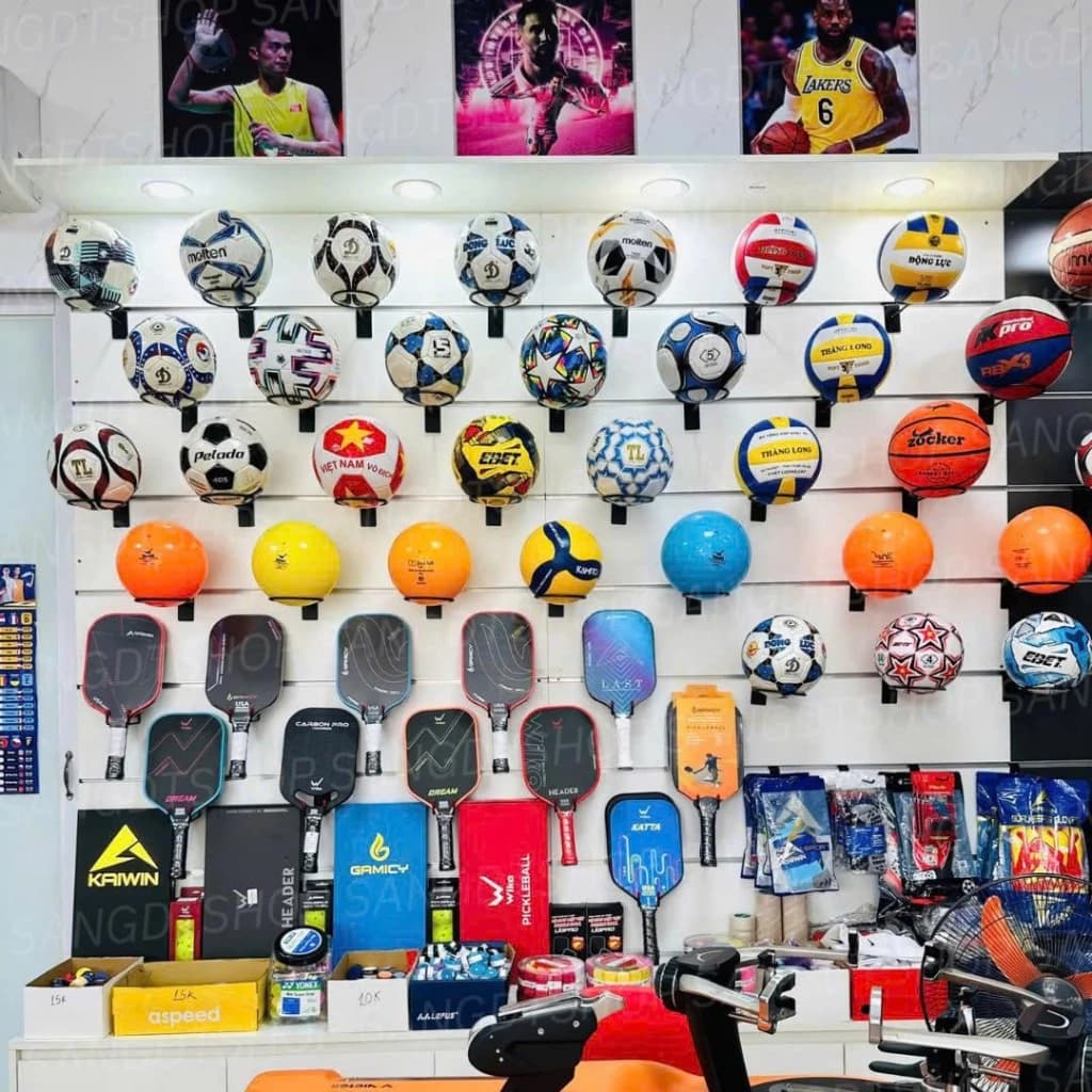 Trưng Bày Cửa Hàng Thể Thao Với Móc treo bóng cho shop thể thao cài lưới ô vuông hoặc lưới mắt cáo | Sports store display