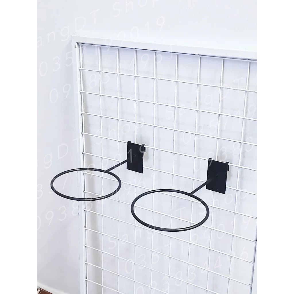 Trưng Bày Cửa Hàng Thể Thao Với Móc treo bóng cho shop thể thao cài lưới ô vuông hoặc lưới mắt cáo | Sports store display