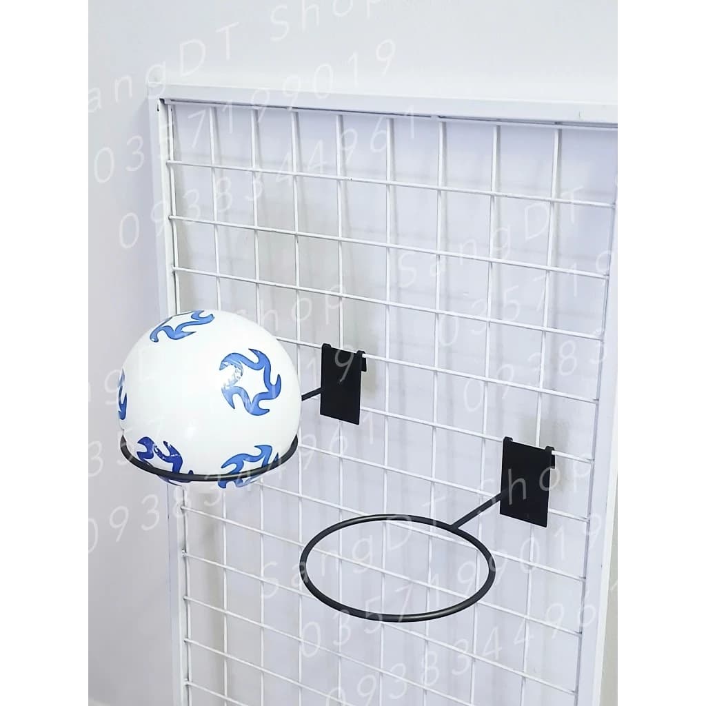 Trưng Bày Cửa Hàng Thể Thao Với Móc treo bóng cho shop thể thao cài lưới ô vuông hoặc lưới mắt cáo | Sports store display