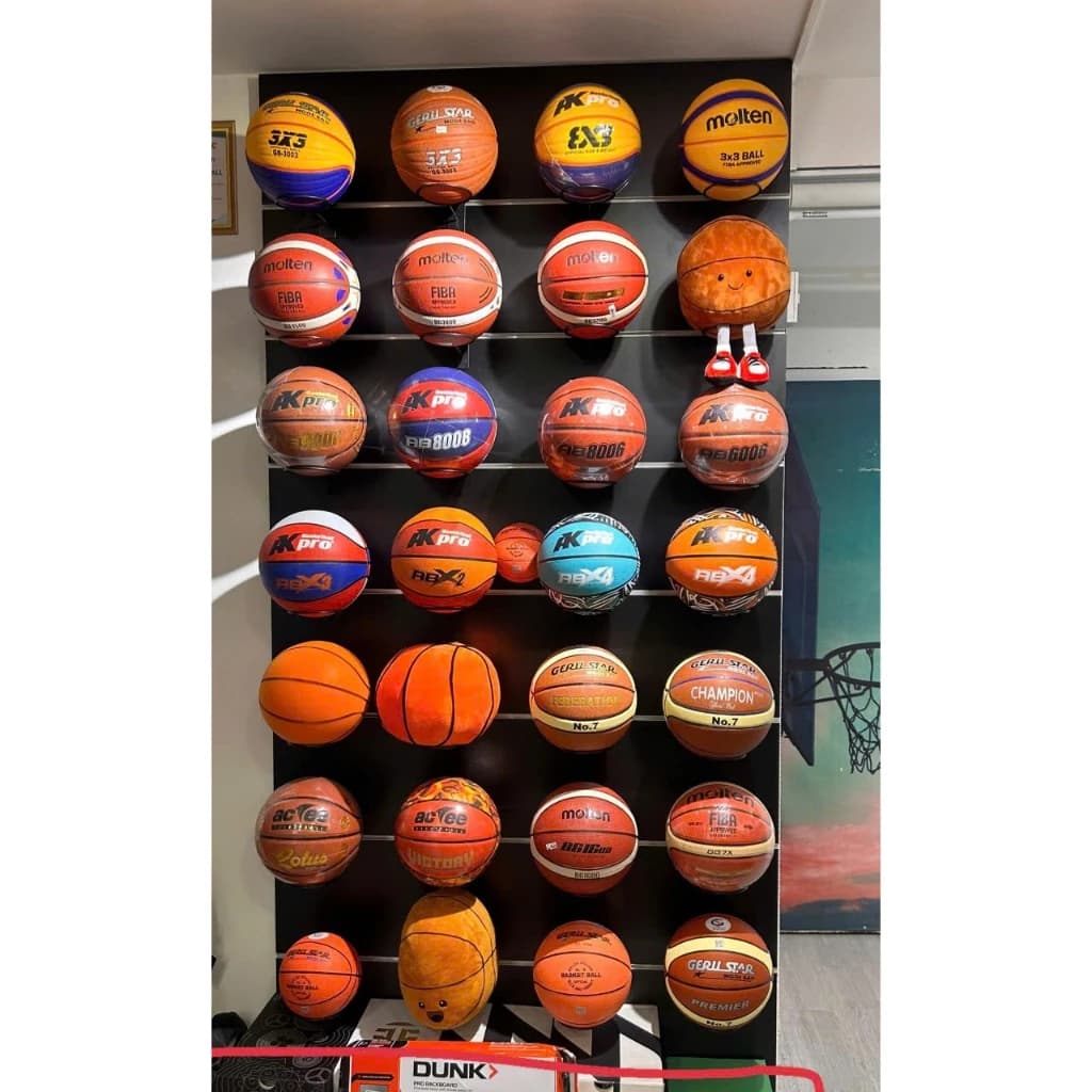 Trưng Bày Cửa Hàng Thể Thao Với Móc treo bóng thể thao chất liệu sắt cao cấp chống gỉ sét | Sports store display