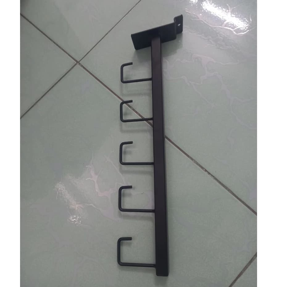 Trưng Bày Cửa Hàng Thể Thao Với Móc treo cài rãnh tấm nhựa hoặc tấm gỗ trưng bày các loại vợt cầu lông | Sports store display