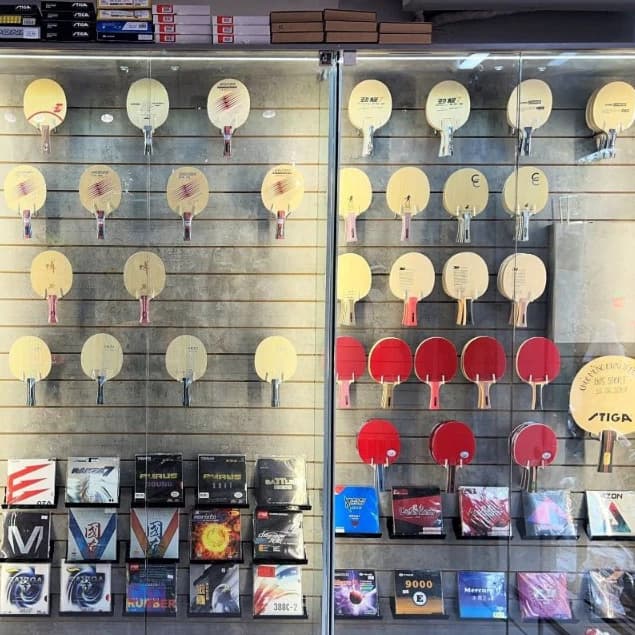 Trưng Bày Cửa Hàng Thể Thao Với MÓC TREO VỢT BÓNG BÀN VỢT PICKLEBALL MÓC CÀI KỆ RÃNH SLATWALL | Sports store display