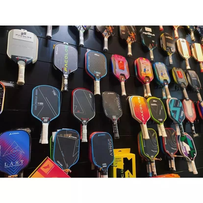 Trưng Bày Cửa Hàng Thể Thao Với MÓC TREO VỢT BÓNG BÀN VỢT PICKLEBALL MÓC CÀI KỆ RÃNH SLATWALL | Sports store display