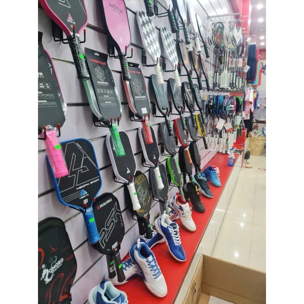 Trưng Bày Cửa Hàng Thể Thao Với MÓC TREO VỢT BÓNG BÀN VỢT PICKLEBALL MÓC CÀI KỆ RÃNH SLATWALL | Sports store display
