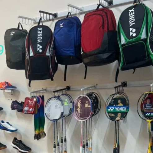 Trưng Bày Cửa Hàng Thể Thao Với Móc Treo Vợt Cầu Lông 4 Móc Loại Bắn Vít Chắc Chắn Đa Năng | Sports store display