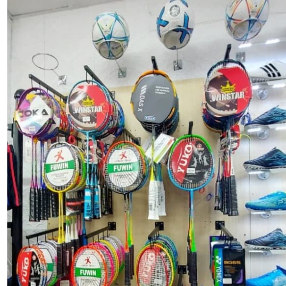 Trưng Bày Cửa Hàng Thể Thao Với Móc Treo Vợt Cầu Lông 4 Móc Loại Bắn Vít Chắc Chắn Đa Năng | Sports store display