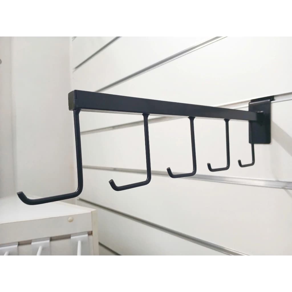 Trưng Bày Cửa Hàng Thể Thao Với Móc treo vợt cầu lông cài rãnh tấm nhựa hoặc tấm gỗ slatwall dài 40cm | Sports store display