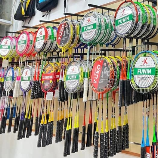 Trưng Bày Cửa Hàng Thể Thao Với Móc treo vợt cầu lông cài rãnh tấm nhựa hoặc tấm gỗ slatwall dài 40cm | Sports store display