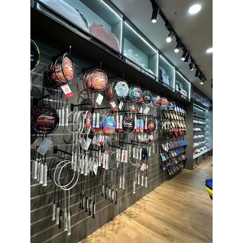 Trưng Bày Cửa Hàng Thể Thao Với Móc treo vợt cầu lông cài rãnh tấm nhựa hoặc tấm gỗ slatwall dài 40cm | Sports store display