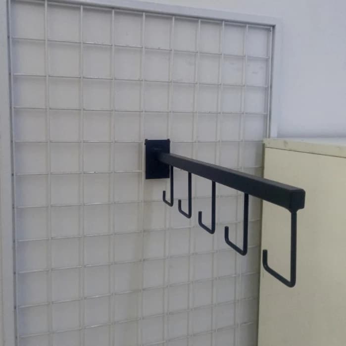 Trưng Bày Cửa Hàng Thể Thao Với Móc treo vợt cầu lông loại cài khung kệ lưới ô vuông móc treo đa năng | Sports store display