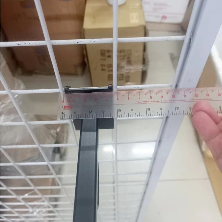 Trưng Bày Cửa Hàng Thể Thao Với Móc treo vợt cầu lông loại cài khung kệ lưới ô vuông móc treo đa năng | Sports store display