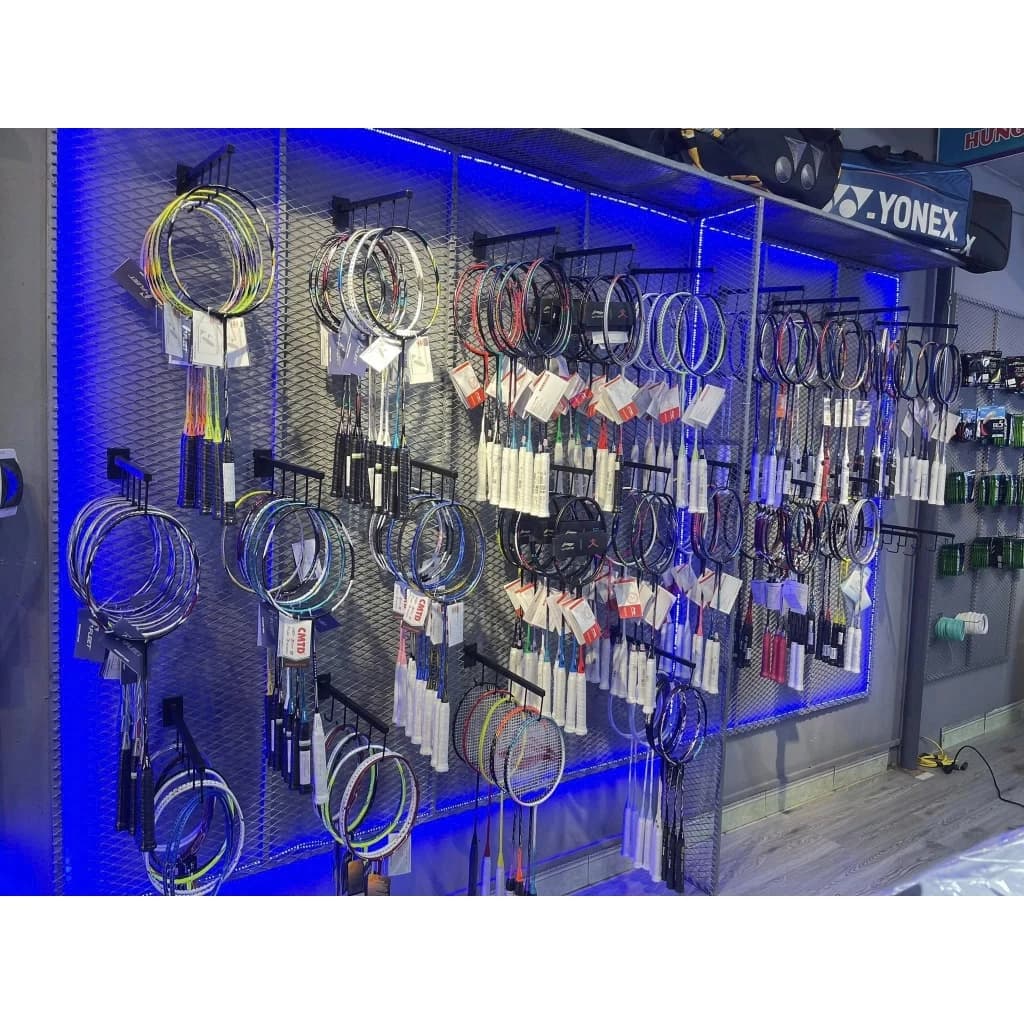 Trưng Bày Cửa Hàng Thể Thao Với Móc treo vợt cầu lông loại cài khung kệ lưới ô vuông móc treo đa năng | Sports store display