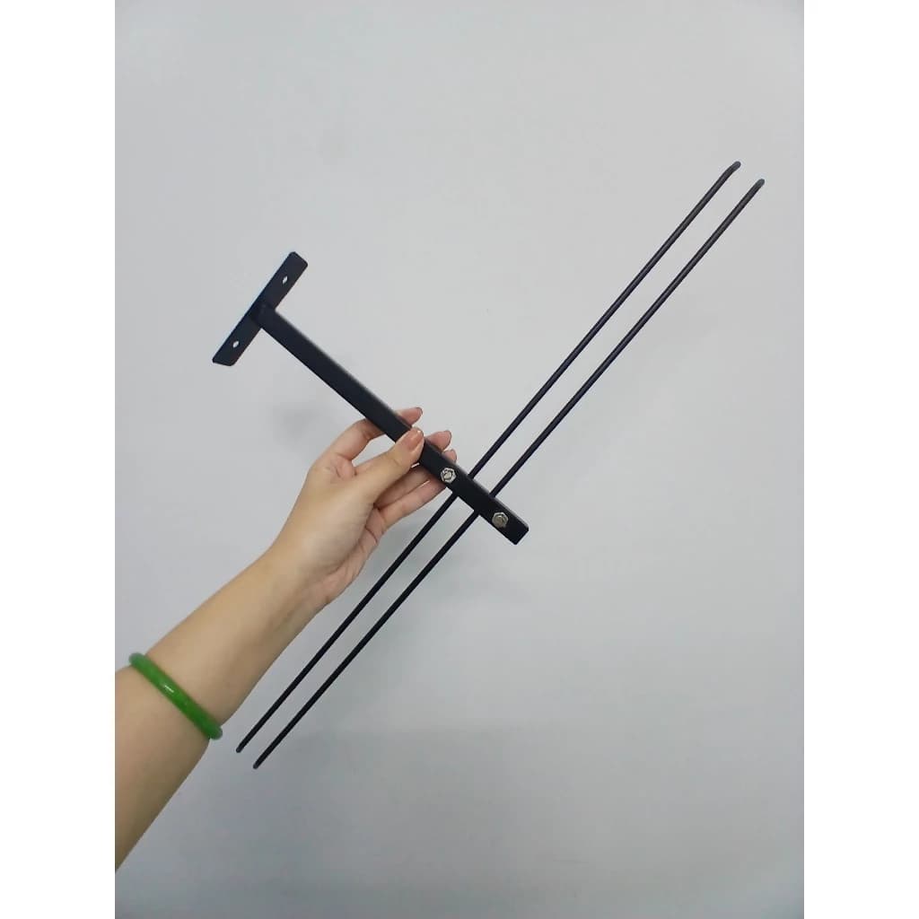 Trưng Bày Cửa Hàng Thể Thao Với Móc treo vợt cầu lông tháo lắp loại bắn vít chất liệu sắt sơn tĩnh điện | Sports store display