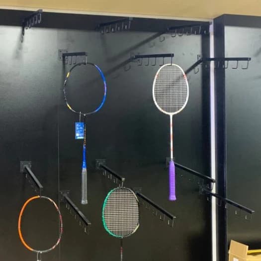 Trưng Bày Cửa Hàng Thể Thao Với Móc treo vợt cầu lông treo vợt pickleball 35cm móc khoan vít trực tiếp | Sports store display