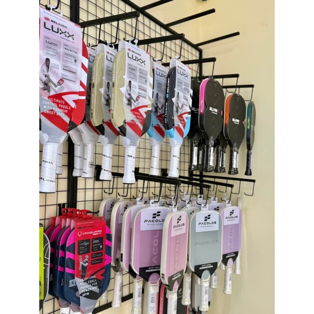 Trưng Bày Cửa Hàng Thể Thao Với Móc treo vợt cầu lông vợt pickleball vợt tennis quần áo balo 4 râu nhỏ | Sports store display