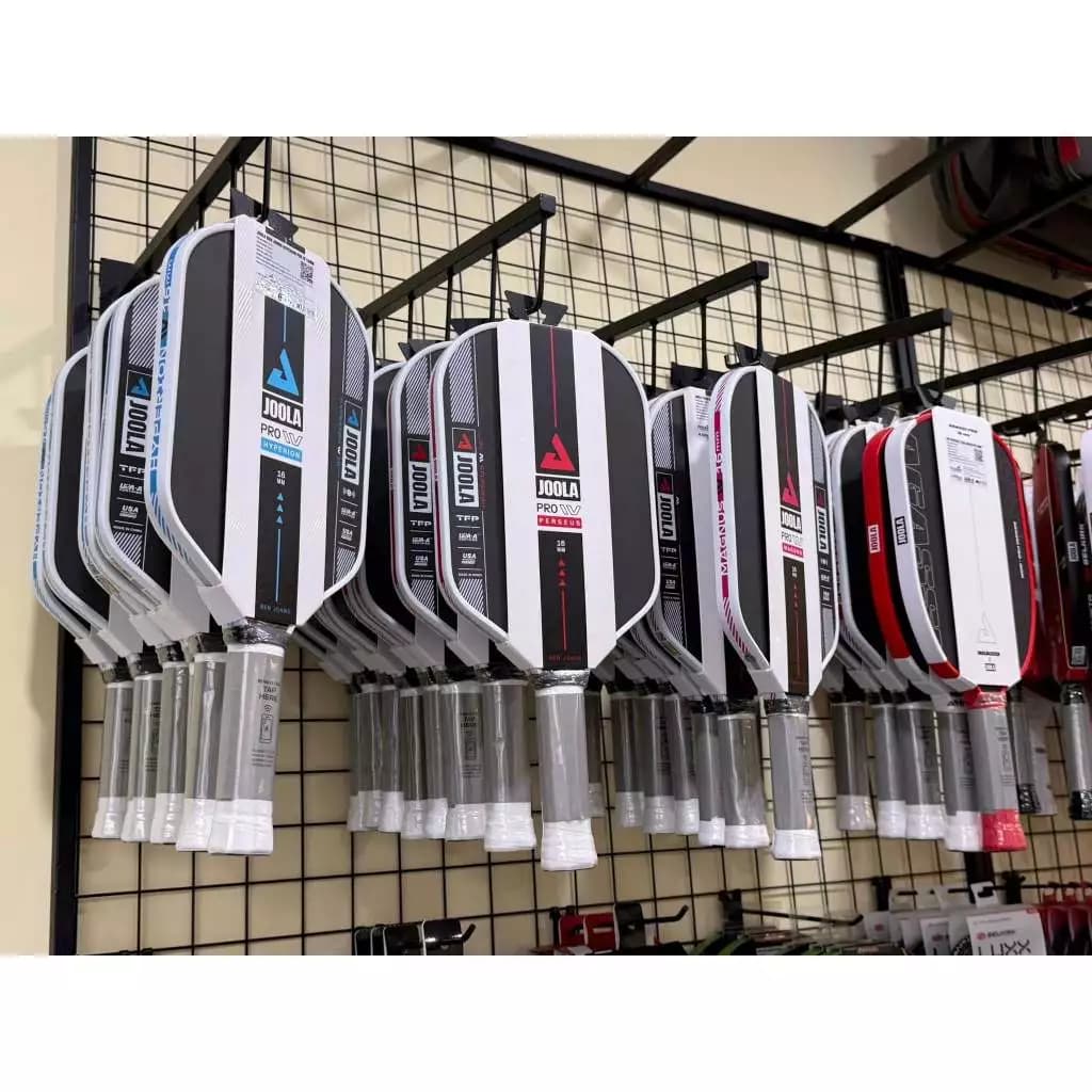 Trưng Bày Cửa Hàng Thể Thao Với Móc treo vợt cầu lông vợt pickleball vợt tennis quần áo balo 4 râu nhỏ | Sports store display