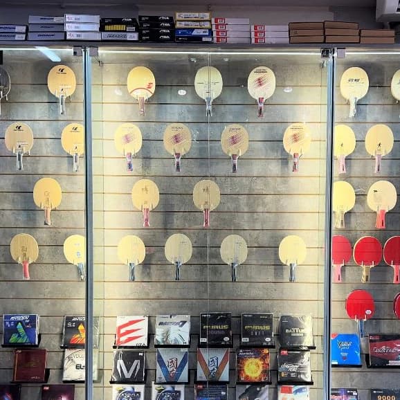 Trưng Bày Cửa Hàng Thể Thao Với Móc treo vợt pickleball cài rãnh tấm slatwall chất liệu sắt sơn tĩnh điện chống rỉ sét | Sports store display