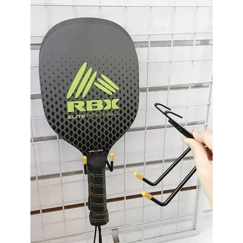 Trưng Bày Cửa Hàng Thể Thao Với Móc trưng bày vợt Pickleball loại cài khung lưới ô vuông chất liệu sắt sơn tĩnh điện chống rỉ sét | Sports store display