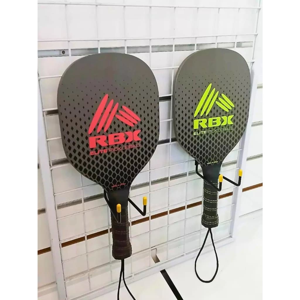 Trưng Bày Cửa Hàng Thể Thao Với Móc trưng bày vợt Pickleball loại cài khung lưới ô vuông chất liệu sắt sơn tĩnh điện chống rỉ sét | Sports store display