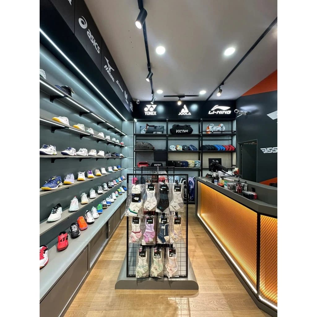 Trưng Bày Cửa Hàng Thể Thao Với Tay đỡ kệ gỗ cài kệ rãnh âm rãnh slatwall | Sports store display