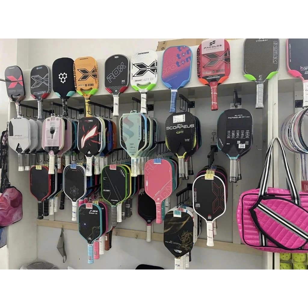 Trưng Bày Cửa Hàng Thể Thao Với Treo vợt cầu lông vợt tetnis vợt pickleball có 4 móc râu nhỏ | Sports store display