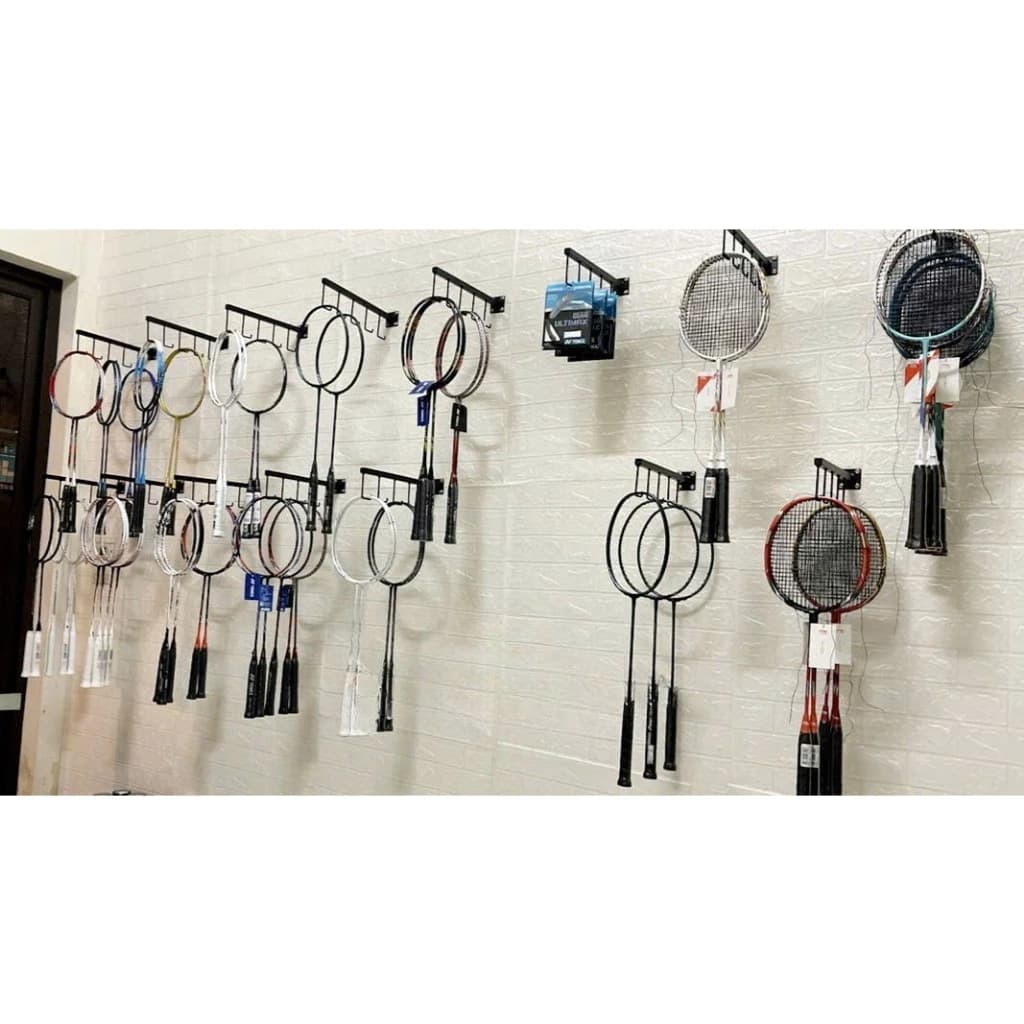 Trưng Bày Cửa Hàng Thể Thao Với Treo vợt cầu lông vợt tetnis vợt pickleball có 4 móc râu nhỏ | Sports store display