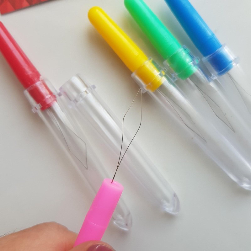 Dụng cụ kéo dây cước căng vợt qua lỗ gen vợt có đoạn giao nhau