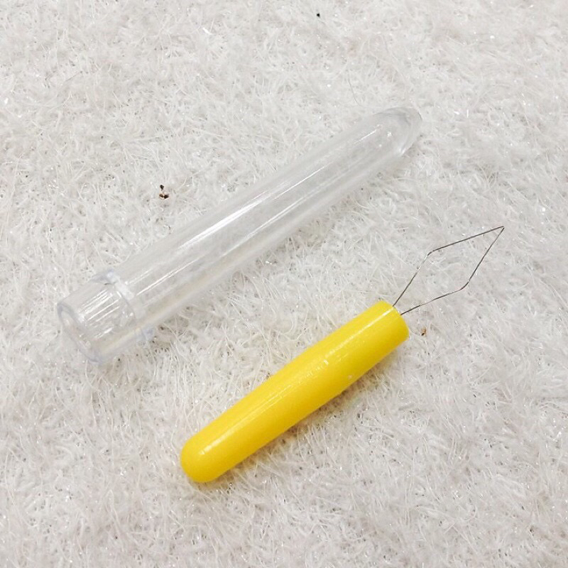 Dụng cụ kéo dây cước căng vợt qua lỗ gen vợt có đoạn giao nhau