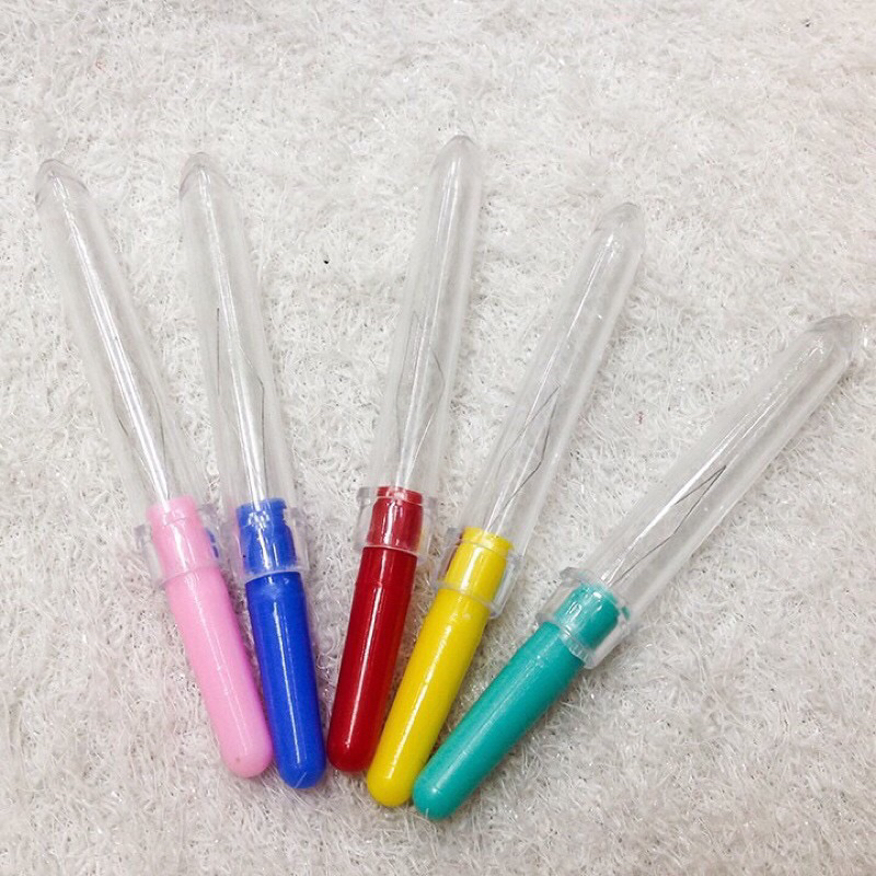 Dụng cụ kéo dây cước căng vợt qua lỗ gen vợt có đoạn giao nhau