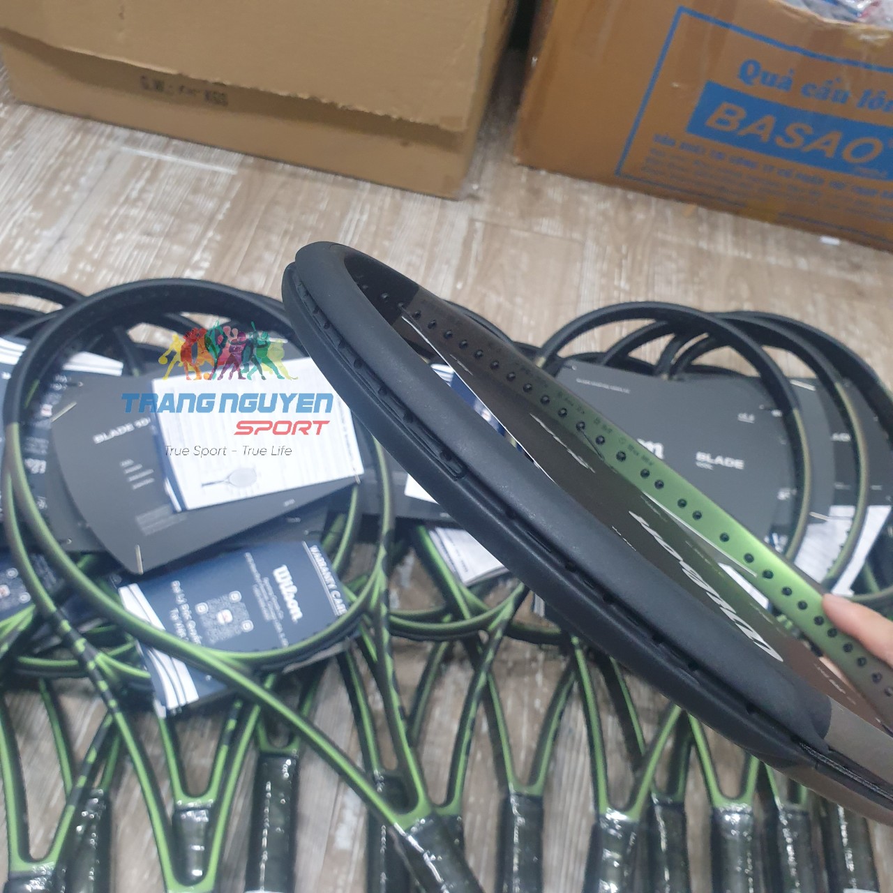 Vợt Tennis Wilson Blade 100L V8 Năm 2023 (285gr) | WR078911U