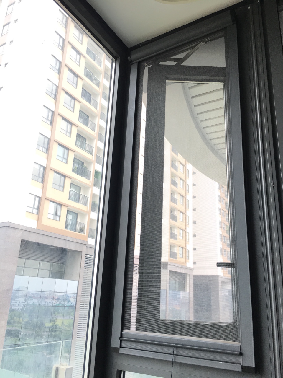 Cửa Lưới Chống Muỗi Dạng Cuốn Màu Xám