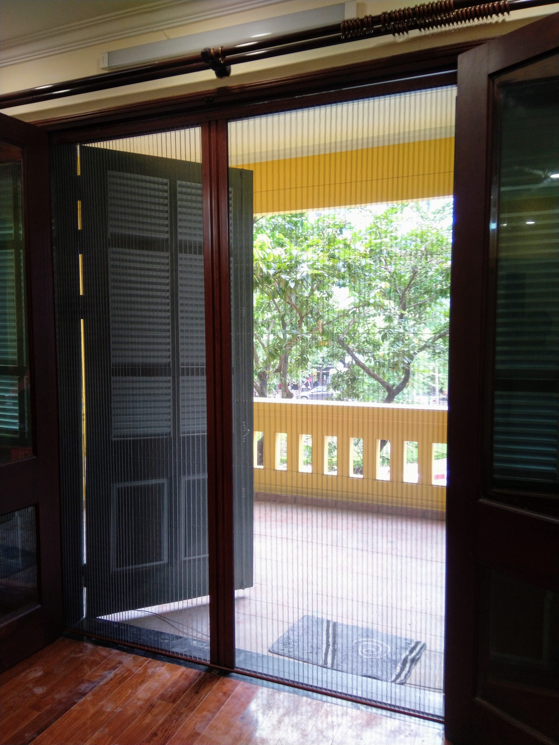 Cửa Lưới Chống Muỗi Dạng Xếp Màu Vân Gỗ