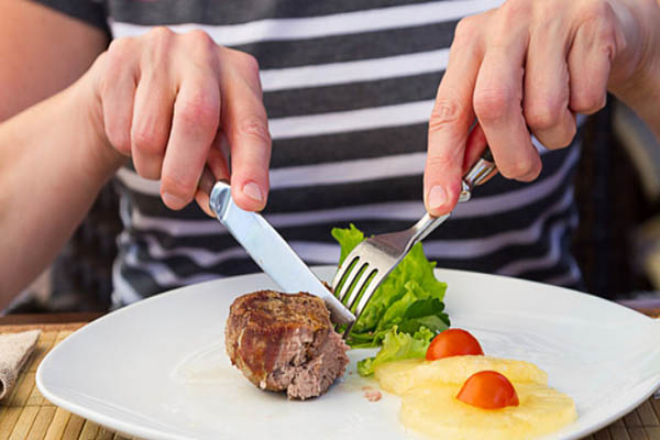 Cách dùng dao, nĩa theo phong cách châu Âu và Mỹ
