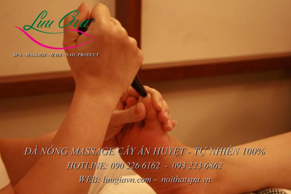 Cây ấn huyệt bằng đá nóng massage