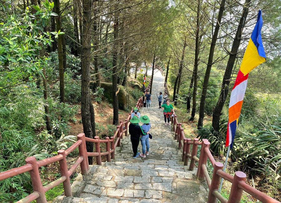 Đi bộ lên chùa Hương Tích cũng là một trải nghiệm tuyệt vời để du khách ngắm cảnh núi non hùng vĩ