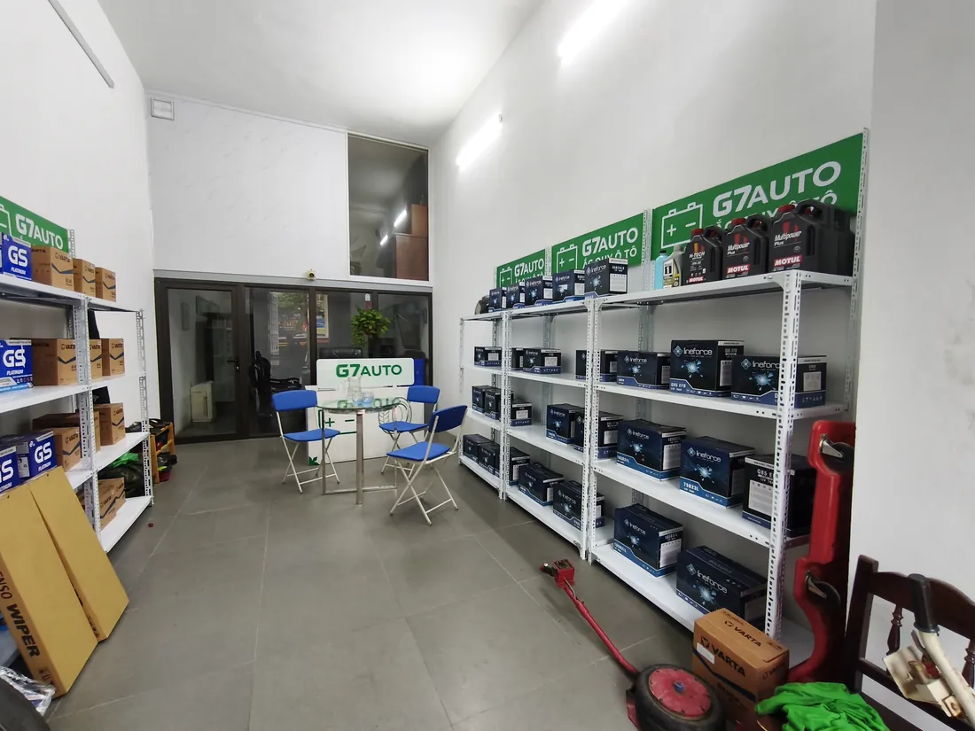 Không gian trưng bày ắc quy tại cửa hàng G7Auto